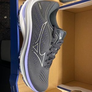 Mizuno woman’s Wave Rider 25 running shoes. Size 6 brand new in box never worn